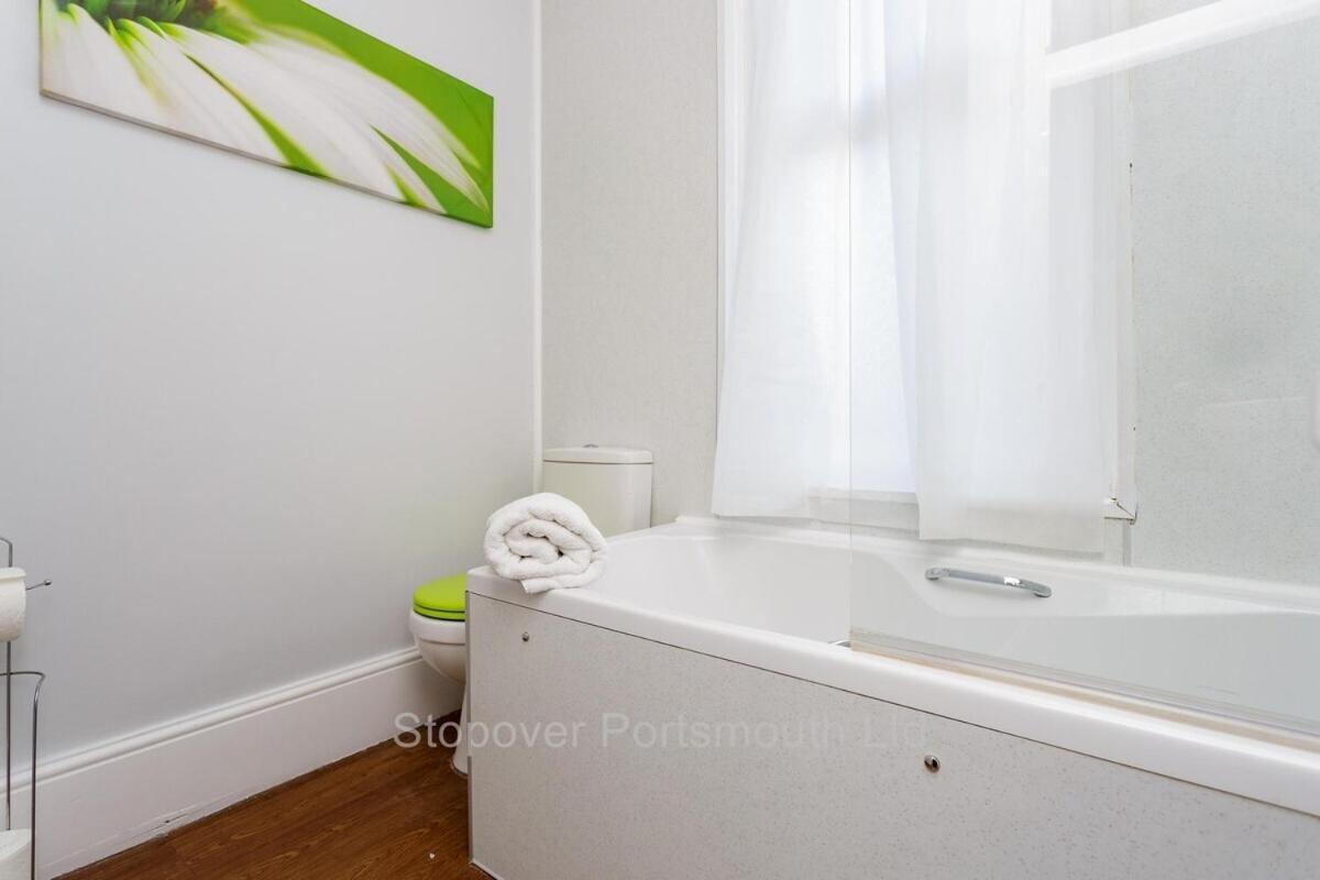 Stopover At Orchard Apartment Light And Cosy Portsmouth Room photo